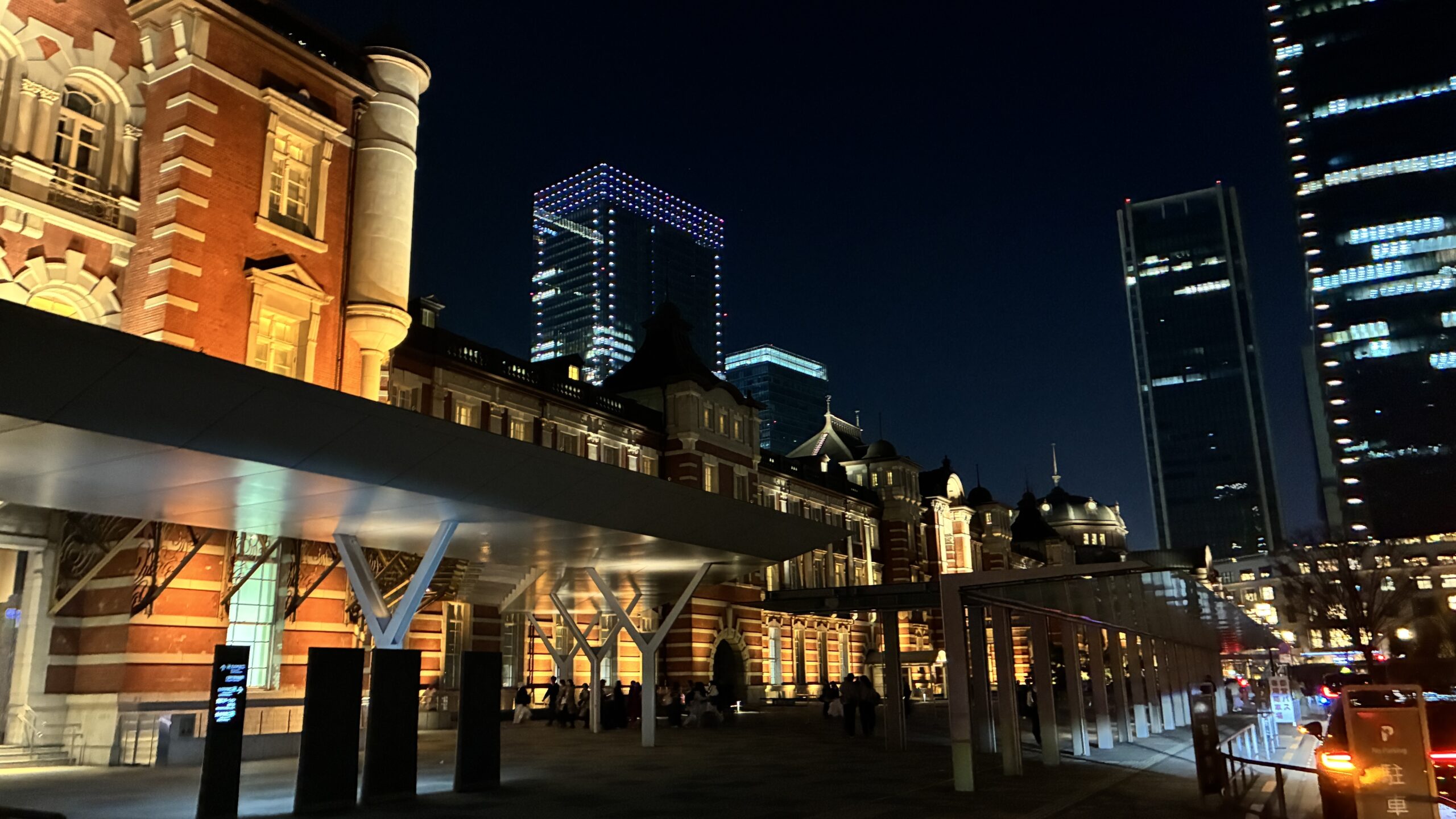 東京駅 夜景 人の流れ 一人旅 夕方 判断が重くなる時間帯